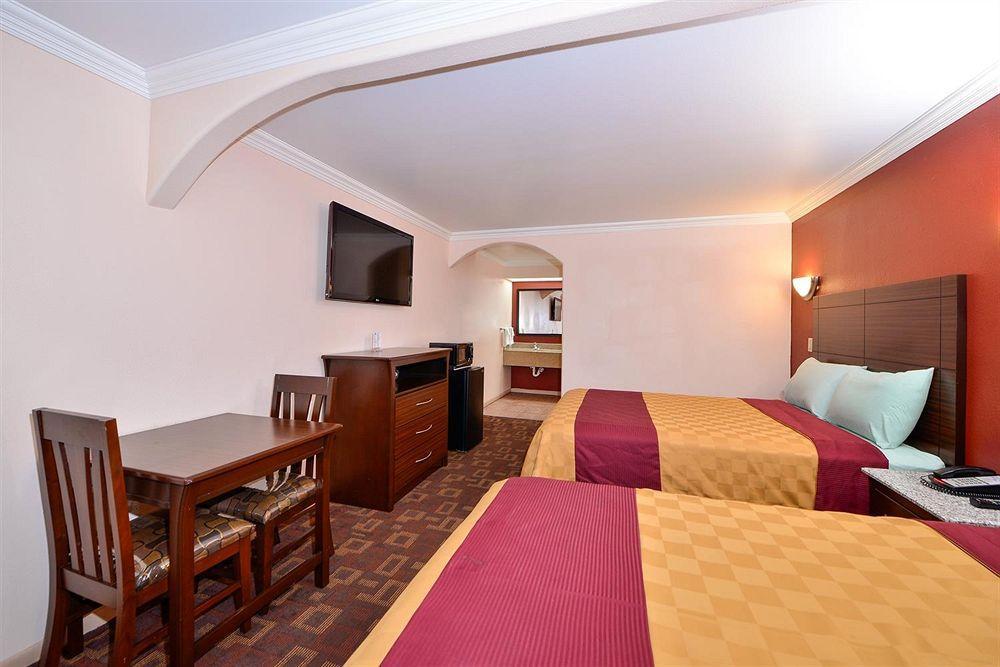 Americas Best Value Inn Houston Heights At I-45 Exterior foto